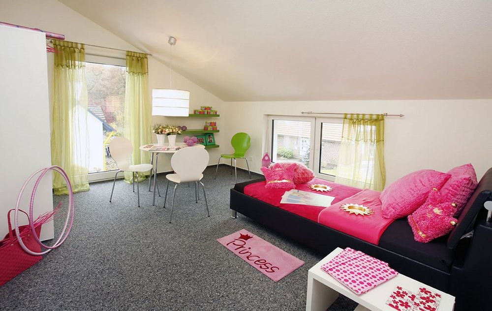 Kinderzimmer mit Dachschräge, bodentiefen Fenstern und Teppich