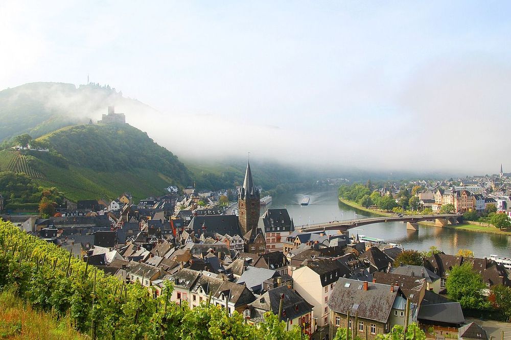 Malerischer Panoramablick auf eine durch einen Fluss geteilte Stadt