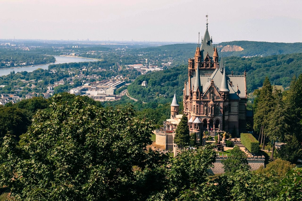 Außenansicht des majestätischen Drachenschlosses bei Königswinter