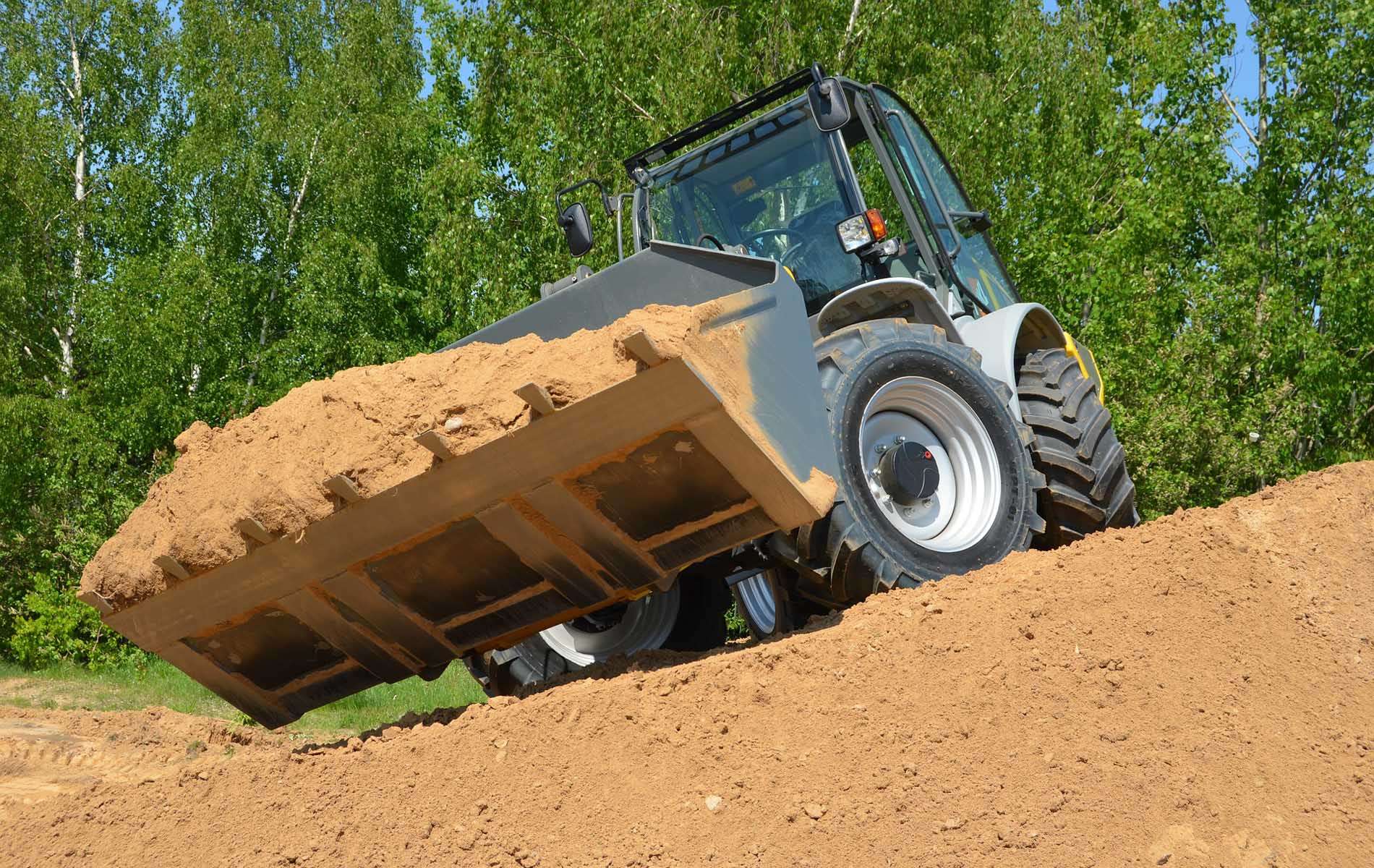 Bagger bei Erdarbeiten für den Hausbau