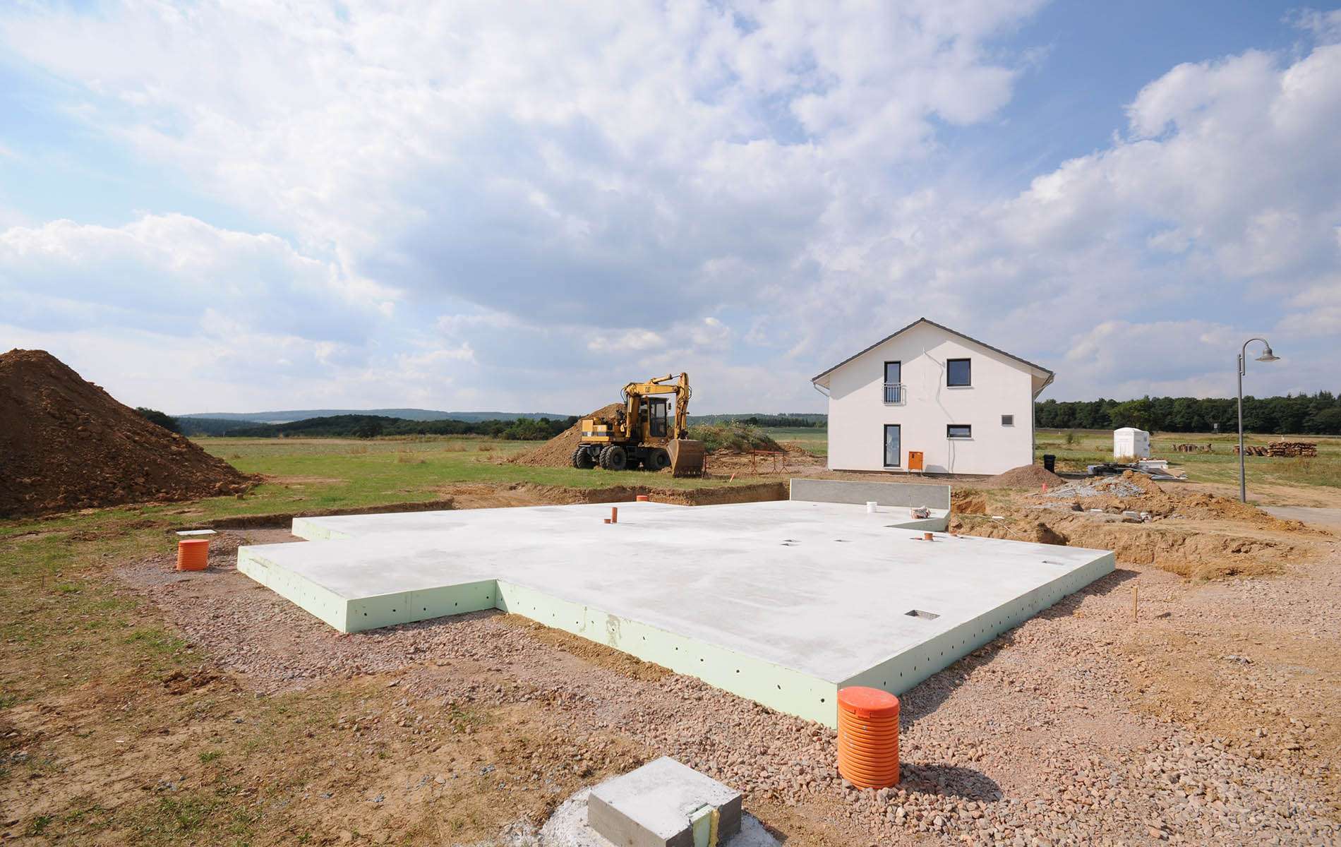 Hausbaustelle mit Bodenplatte