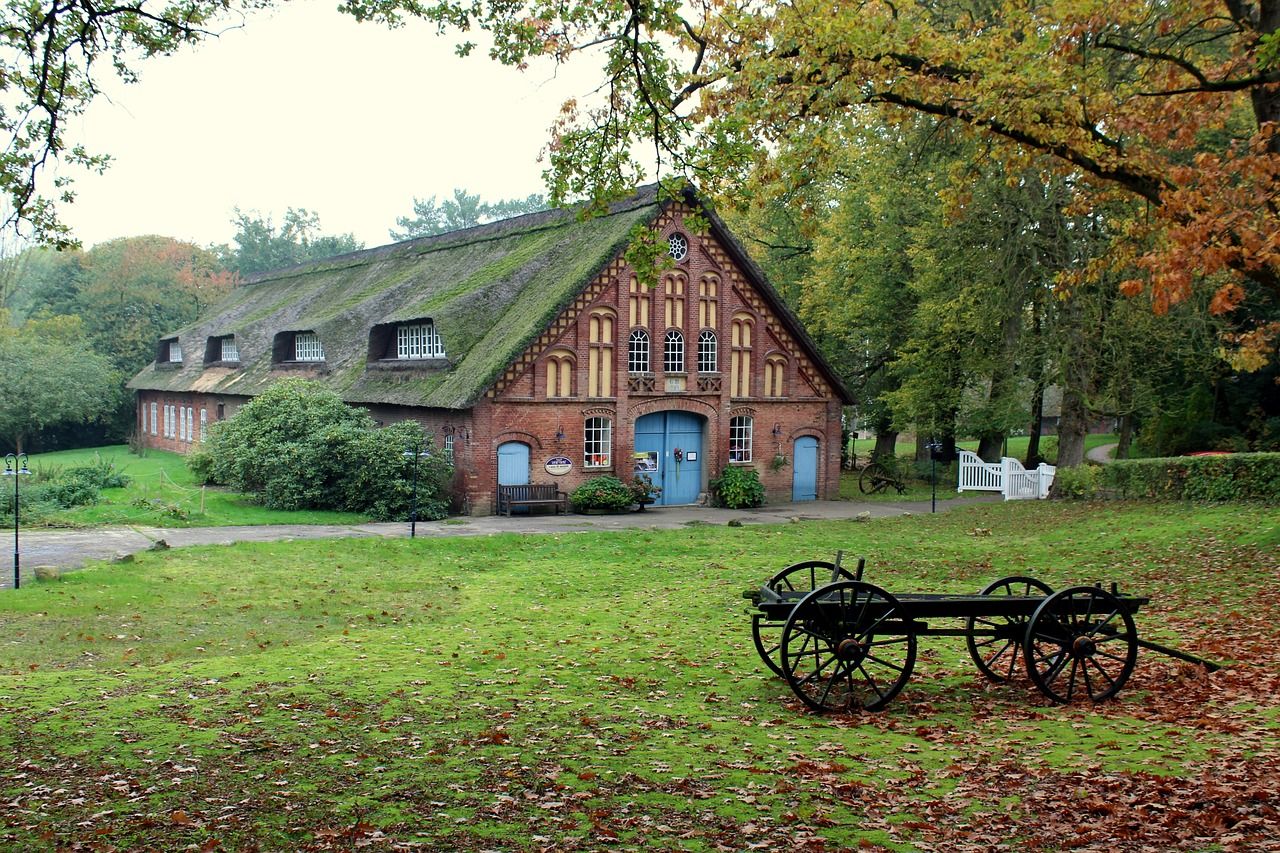 Altes Gehöft mit Bauernhaus und grüner Wiese