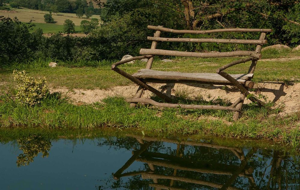 Gartenbank aus Ästen und Zweigen.