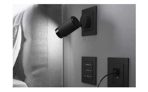 Gira Plug Light am Nachttisch