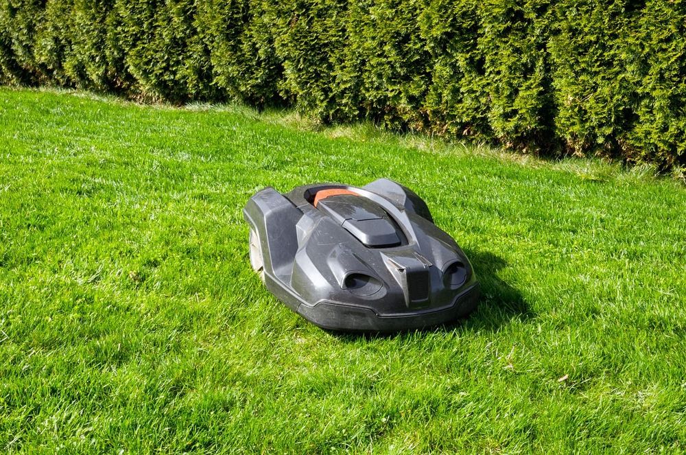 Smarter Mähroboter auf einer frisch gemähten Wiese