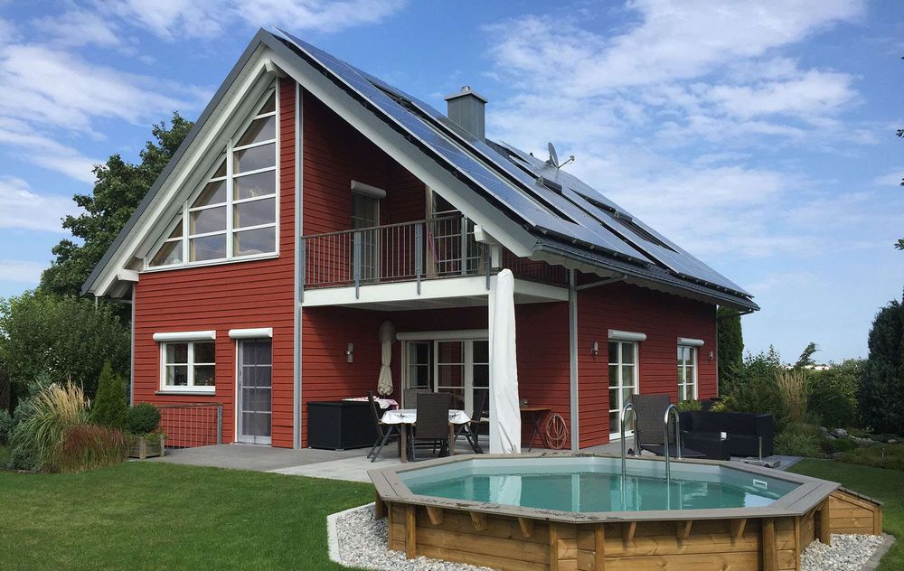 Einfamilienhaus mit Satteldach, Balkon, überdachter Terrasse und Pool
