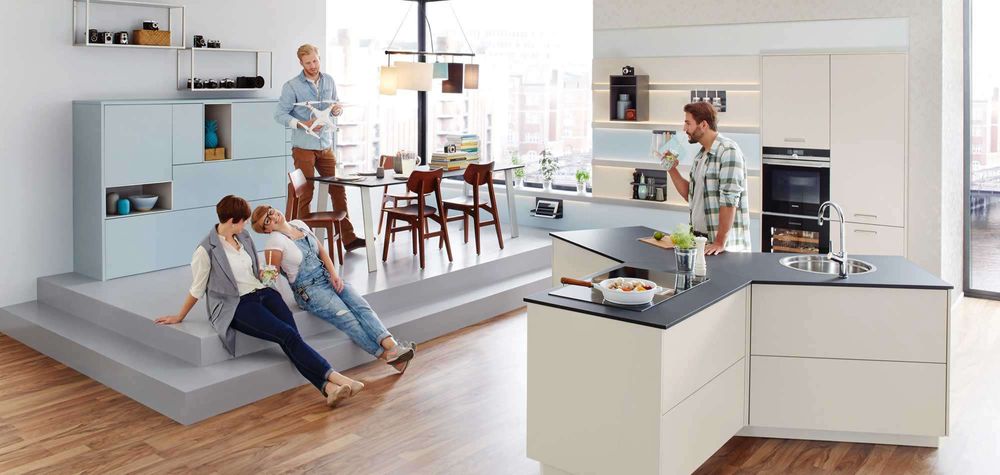 Familie in offenem Wohn- und Essbereich