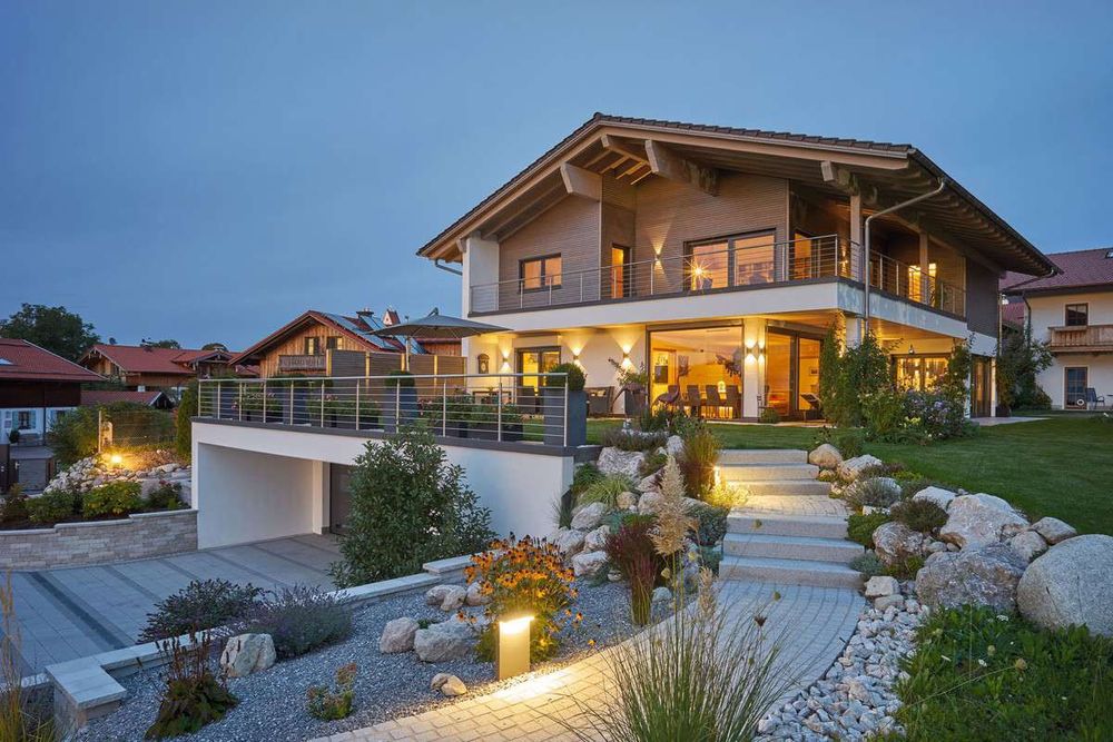 Modernes Landhaus mit Satteldach, Garten und Garage
