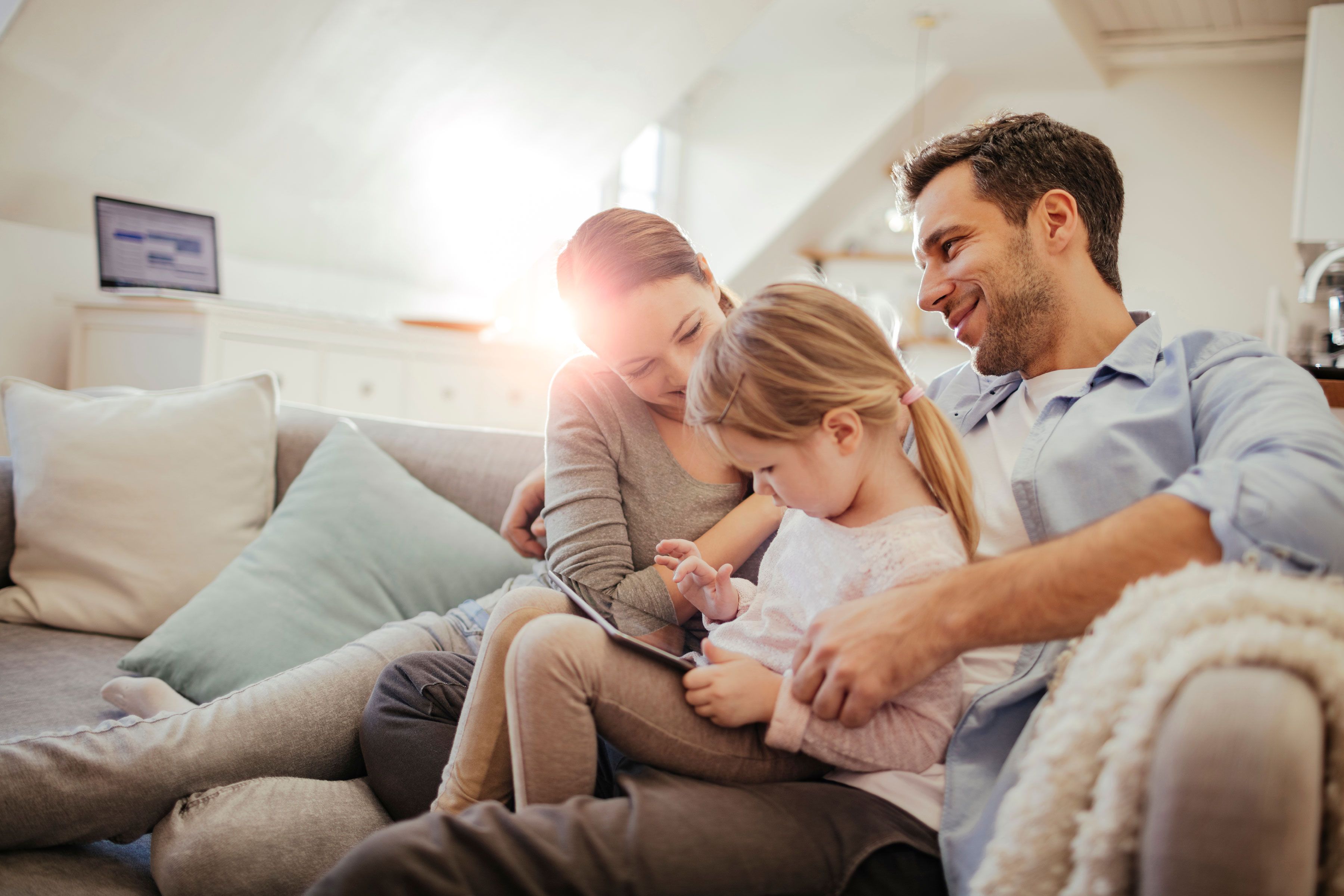 Glückliche Familie im Wohnzimmer auf dem Sofa