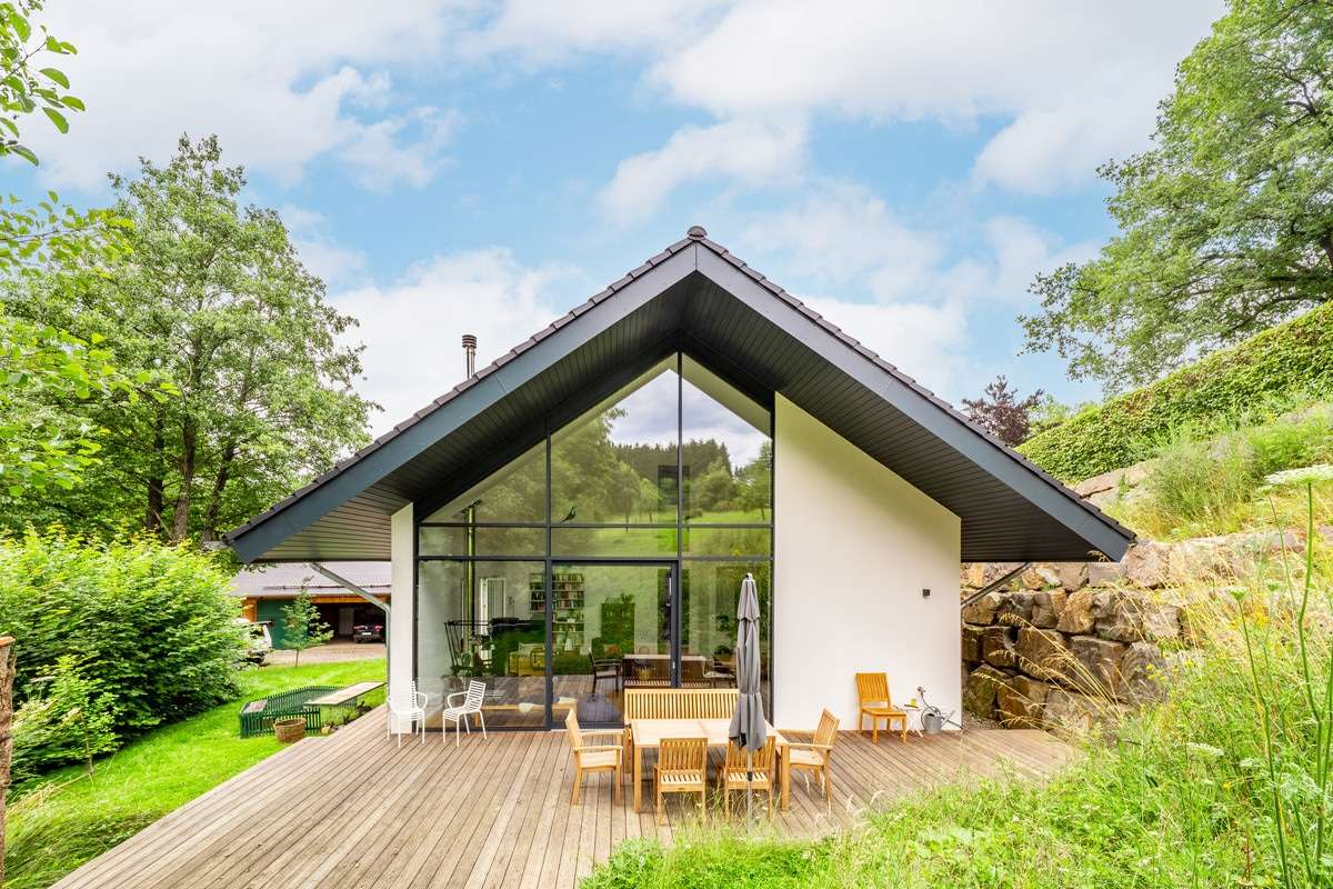 Modernes Einfamilienhaus mit Satteldach und Holzterrasse
