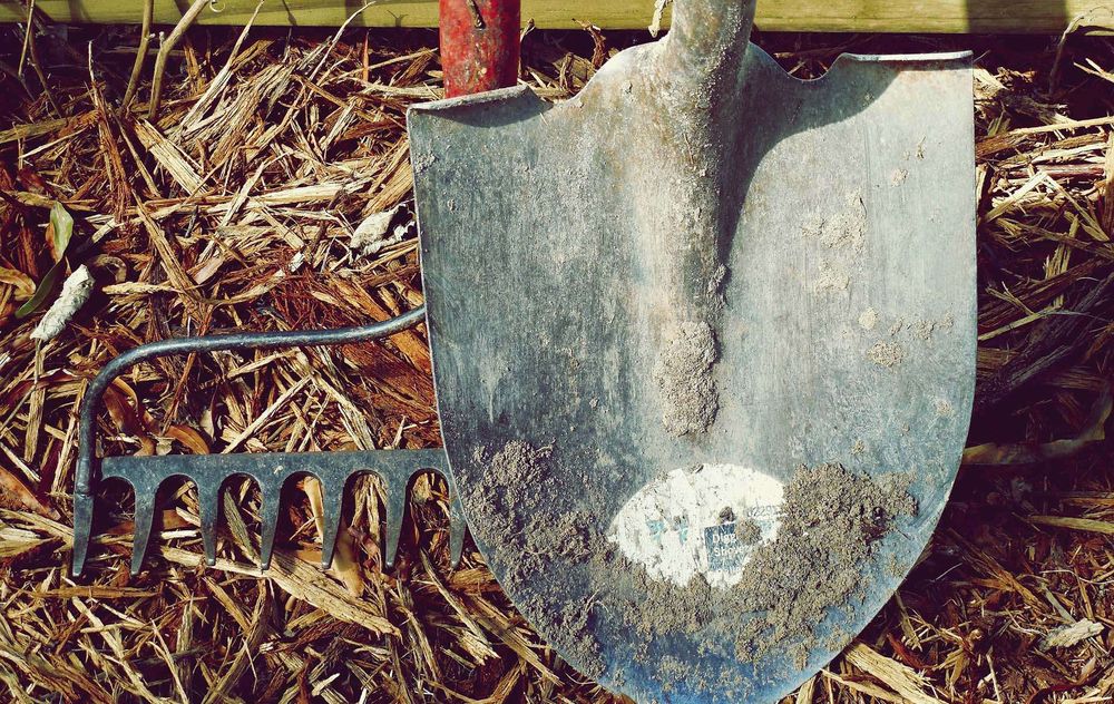 Schaufel und Harke für die Gartenarbeit