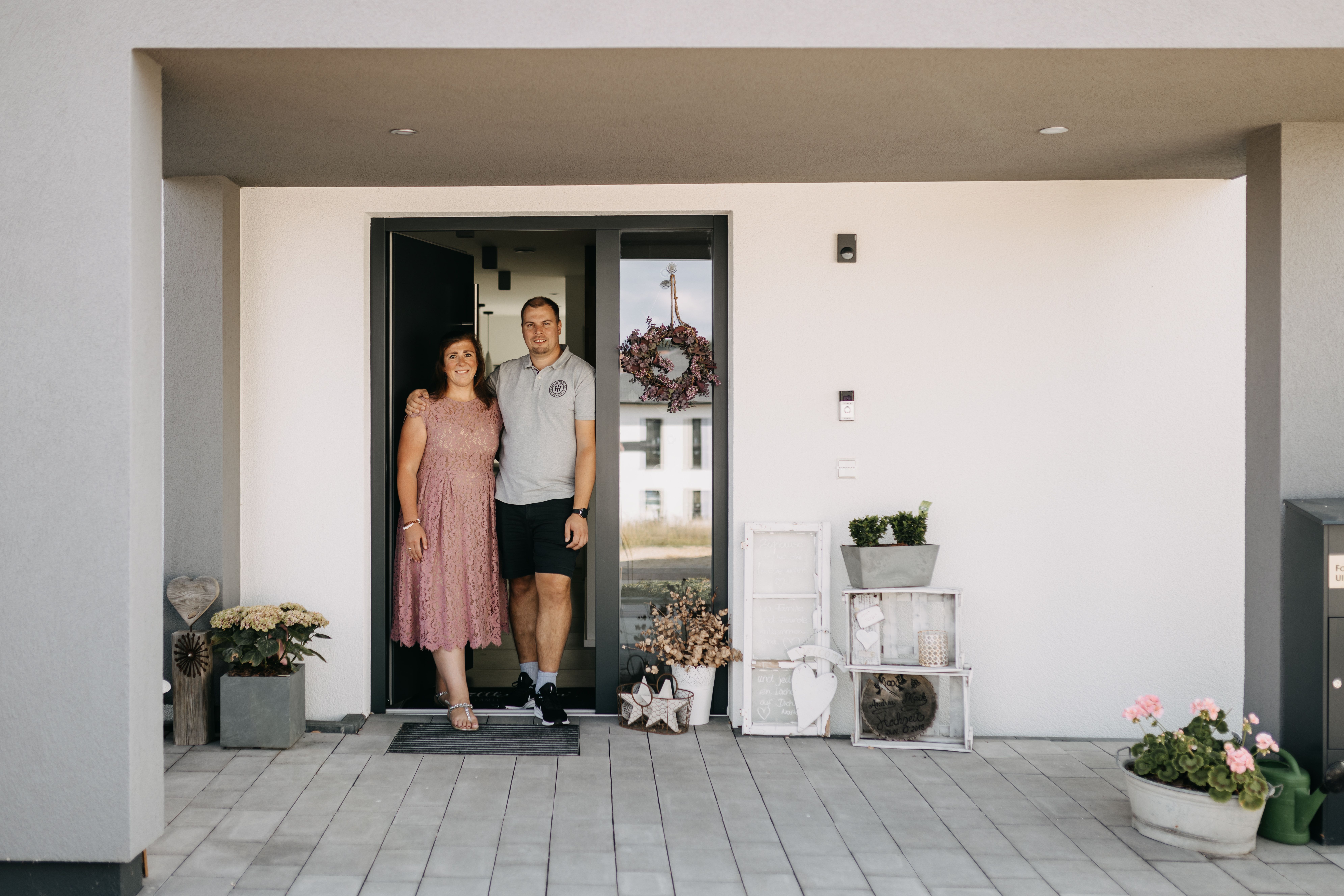Baufamilie im Eingang ihres neuen Eigenheim