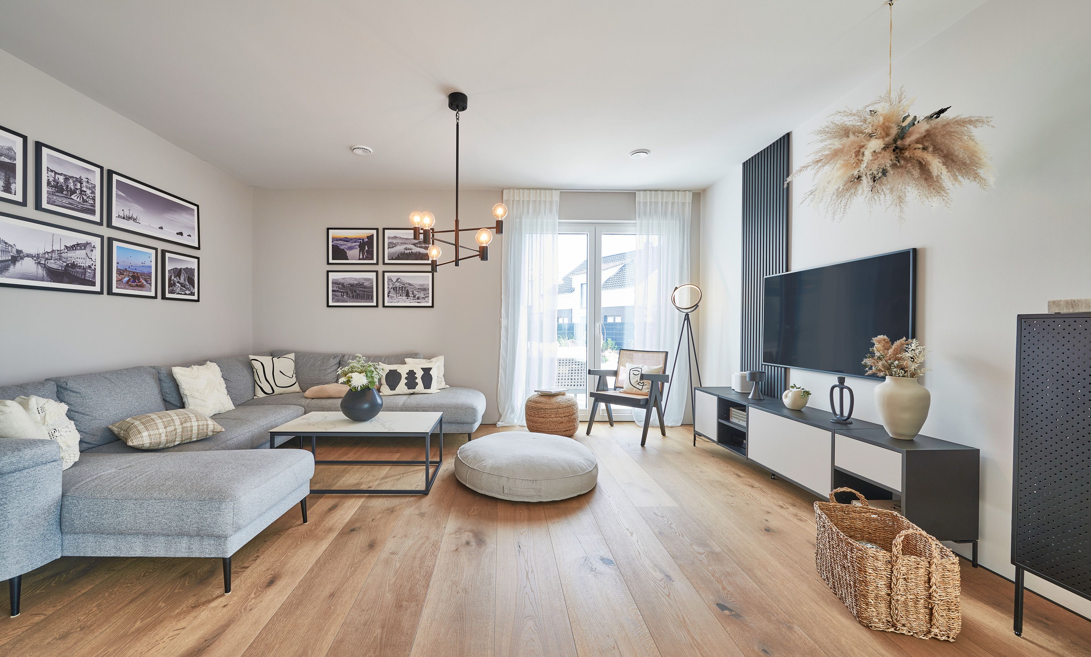 Wohnzimmer mit Sofaecke und Holzboden
