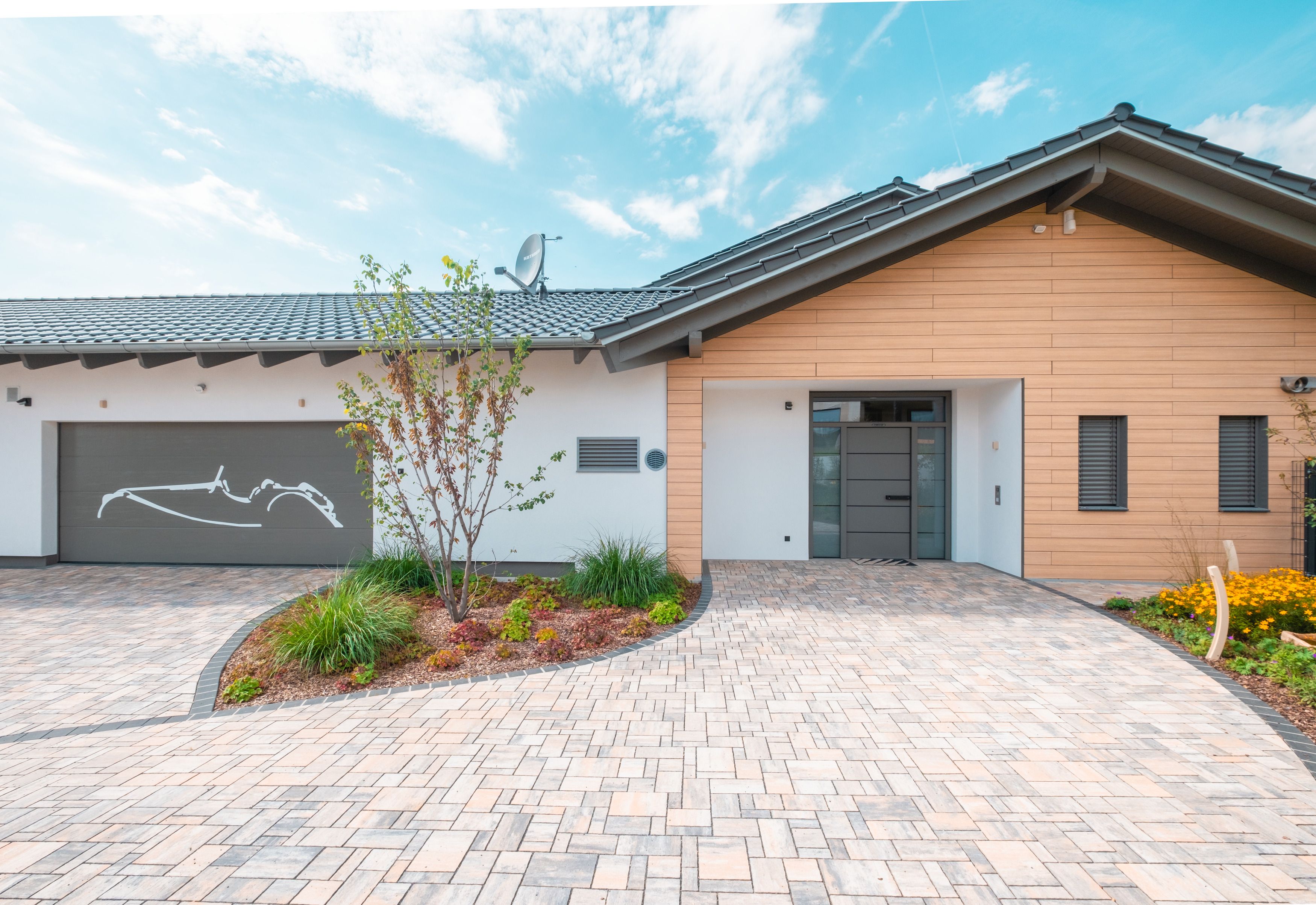 Modernes Einfamilienhaus mit Satteldach und Garage