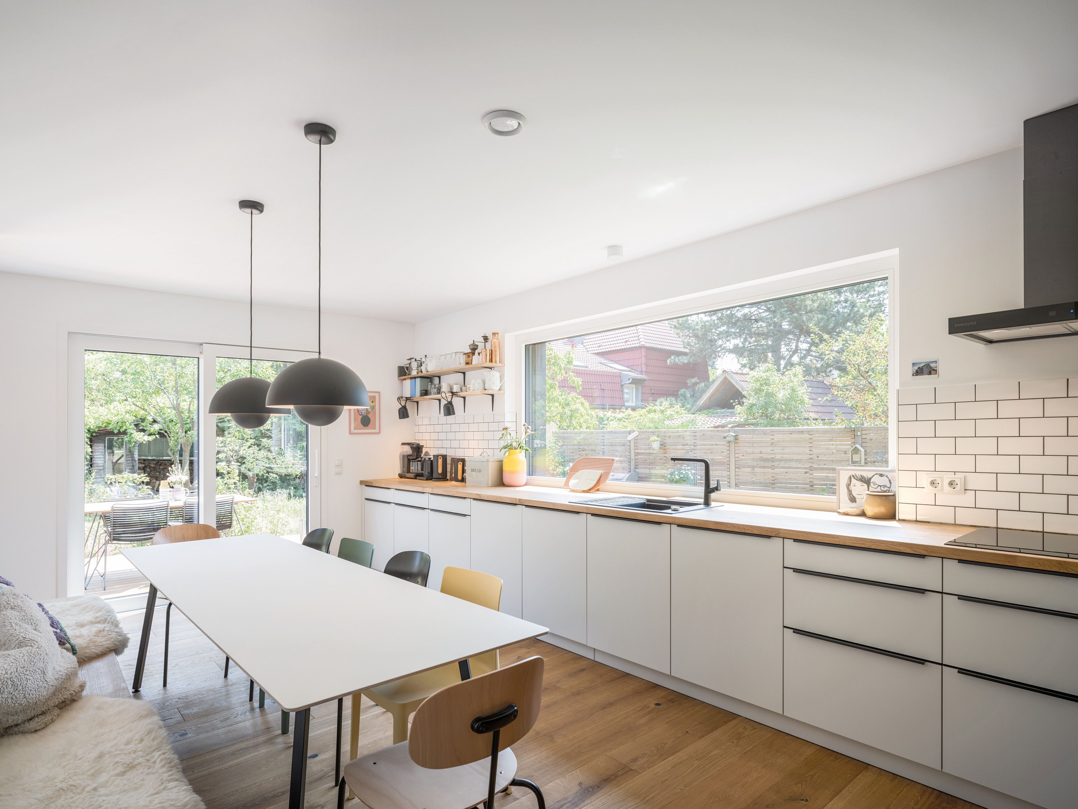 Offene Küche mit Zugang zur Terrasse