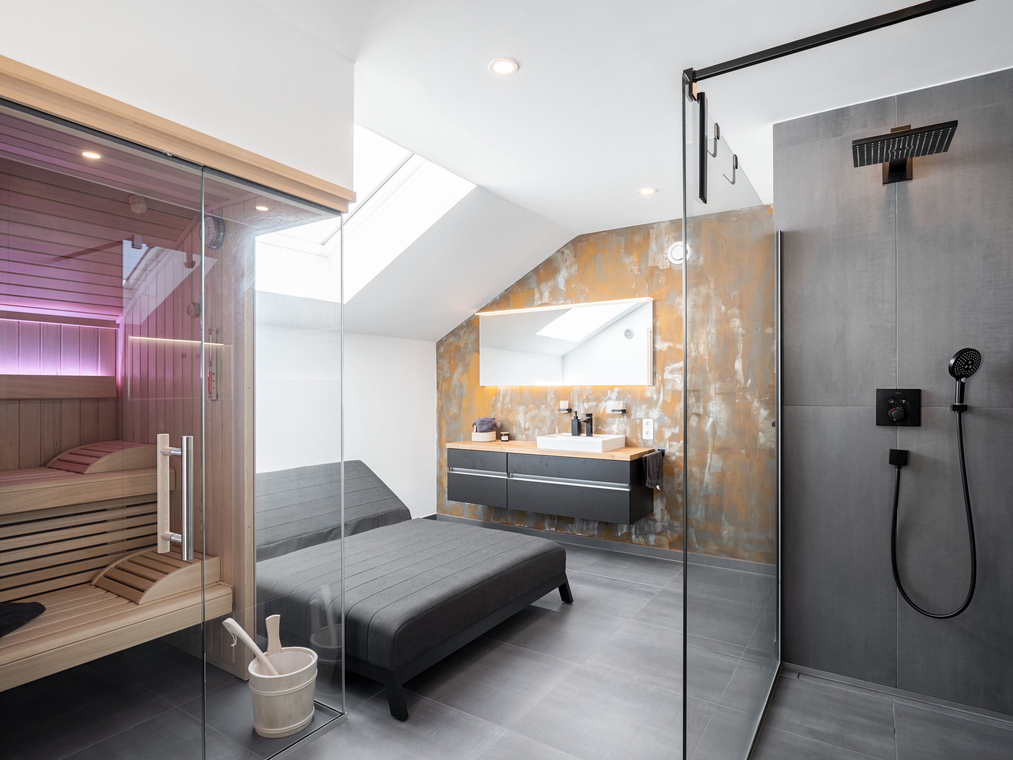 Modernes Wellnessbad mit bodentiefer Dusche