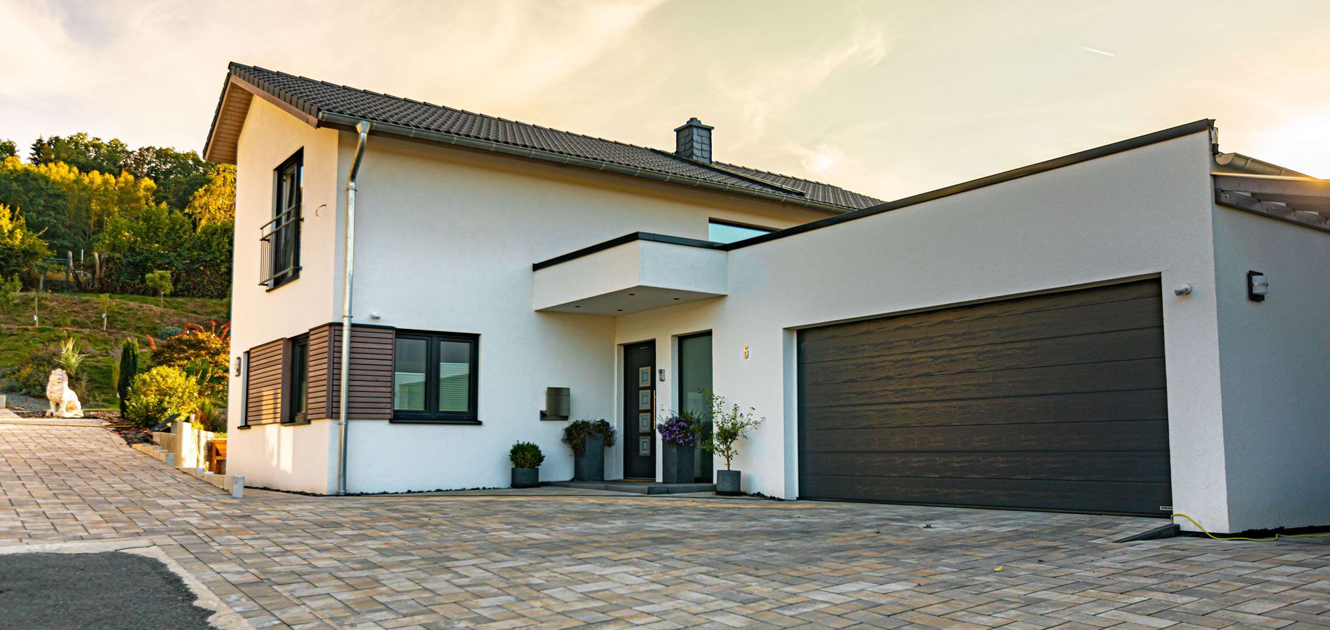 Einfamilienhaus von ISOWOODHAUS mit Satteldach, Garage und überdachtem Eingang