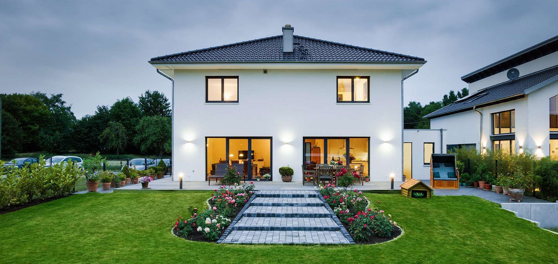 Stadtvilla von petershaus mit Zeltdach, Terrasse und großem Garten