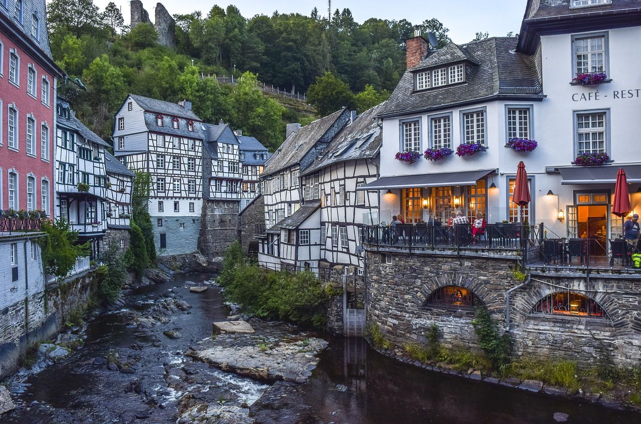 Innenstadt von Monschau mit alten Gebäuden an der Eifel