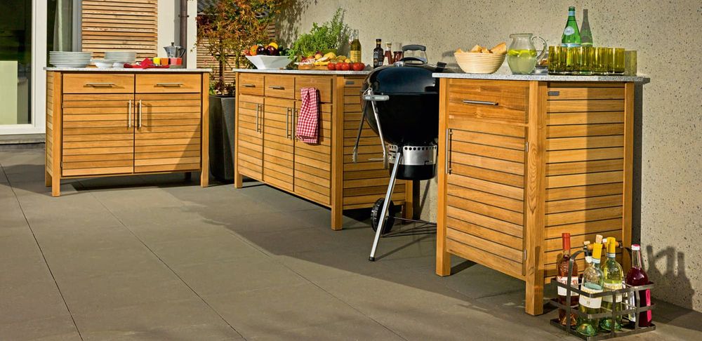 Outdoor-Küche aus Holz im Garten