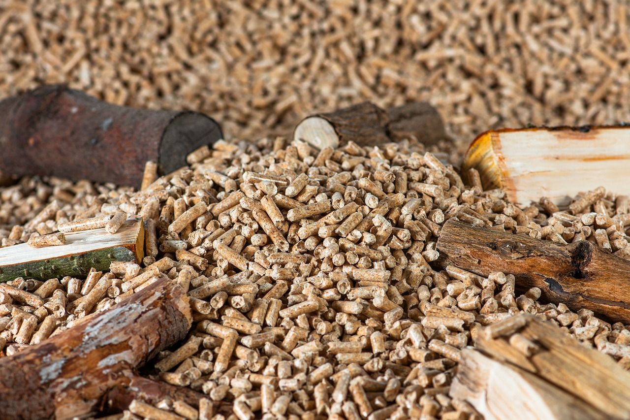 gestapelte Holzpellets auf einem Haufen