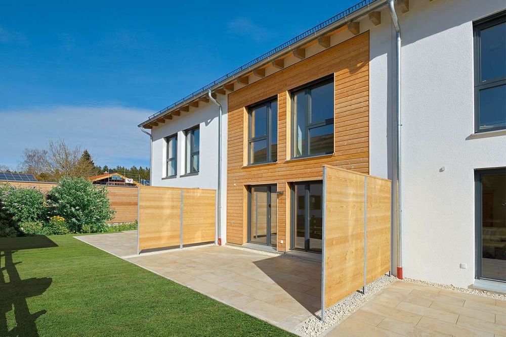 Modernes Reihenhaus in Fertigbauweise mit Terrasse mit Sichtschutz