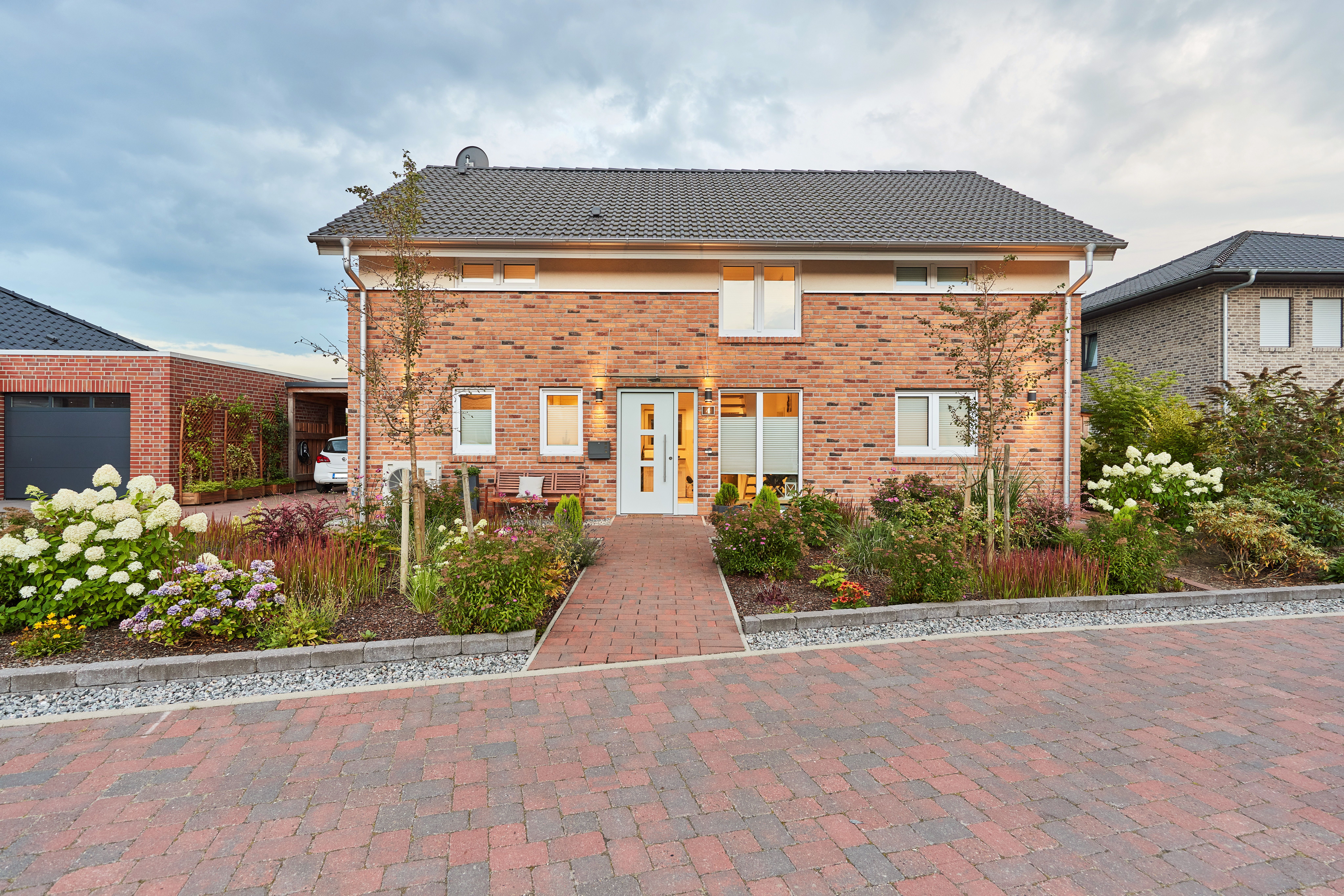 Modernes Einfamilienhaus mit Satteldach und Klinkerfassade