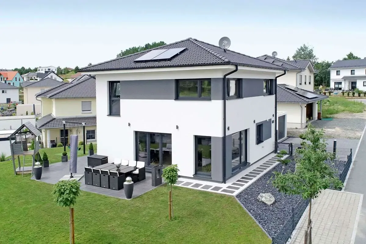 Moderne Stadtvilla mit Zeltdach, Terrasse und Garten