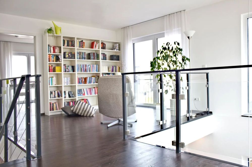 Heller Galerie im Obergeschoss mit Bücherregal und viel Tageslicht
