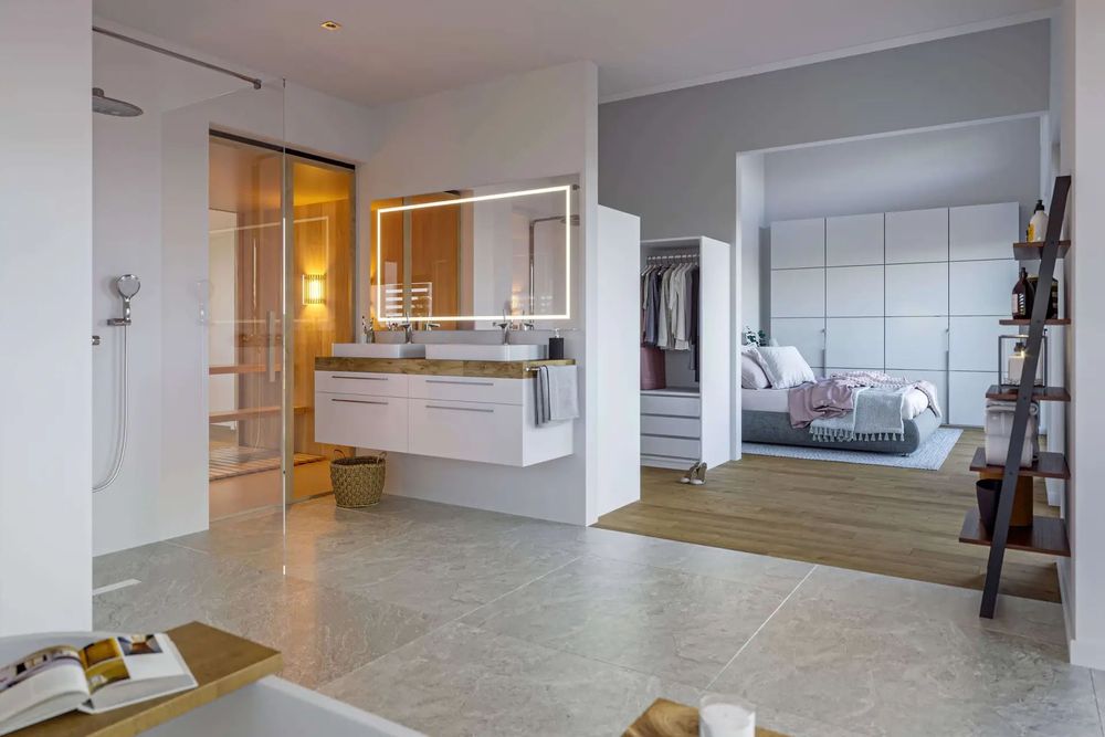 Offenes Badezimmer mit Indoor-Sauna und Blick in die Ankleide und das Schlafzimmer